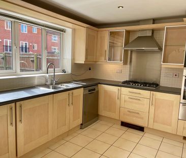 5 bedroom detached to let - Photo 5