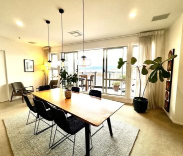 Penthouse-level living with space, flexibility and harbour views - Photo 5