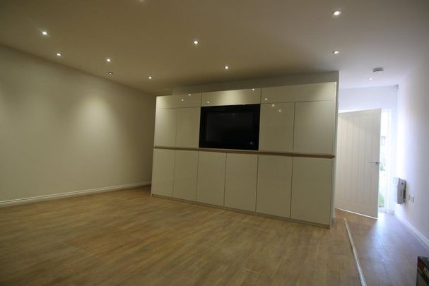 5 bedroom detached house to rent - Photo 1