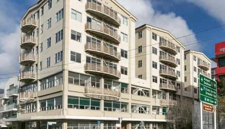 Perfect for students -Spacious 6-Bedroom Apartment in the Heart of Wellington - Photo 5