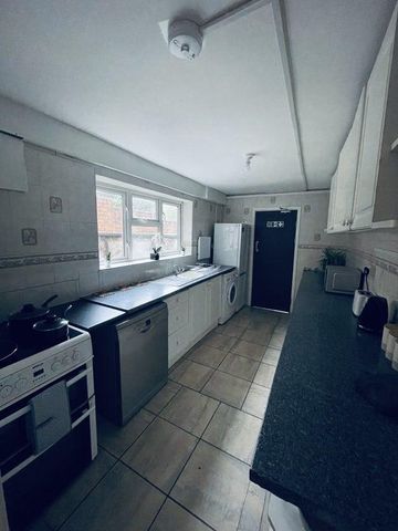 1 Beds - House share - - Photo 2