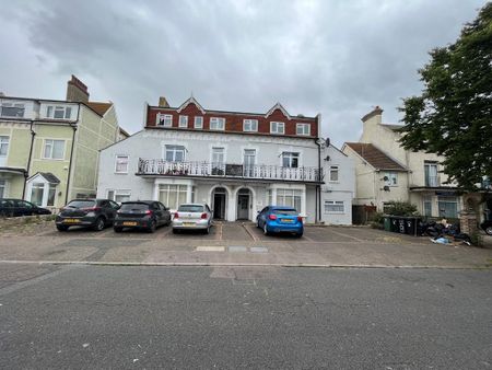 3 bedroom flat to rent - Photo 4