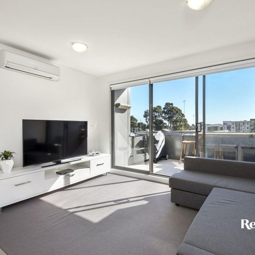 Spacious apartment with study in a leafy setting! - Photo 1