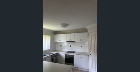 Freshly Renovated 4-Bedroom Home in Raceview – New Carpet, New Paint, Double Garage - Photo 4