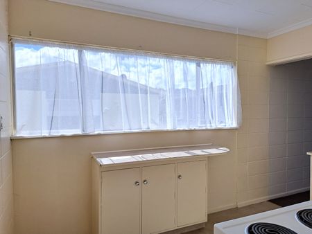 Sunny, Spacious & Super Convenient Two Bedroom in Wallaceville - Photo 2