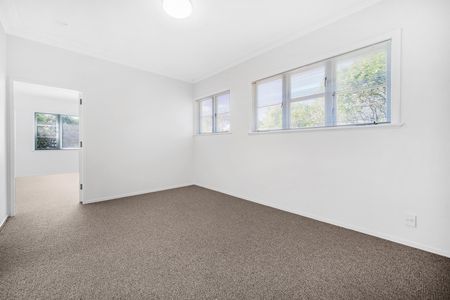 Prime Location Living – Recently Renovated & Ready Now! - Photo 2