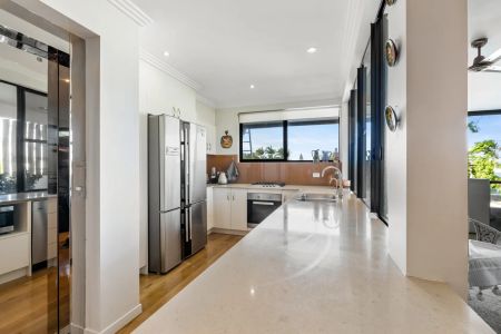 Luxurious Townhouse Living – Prime Sandgate Location - Photo 3