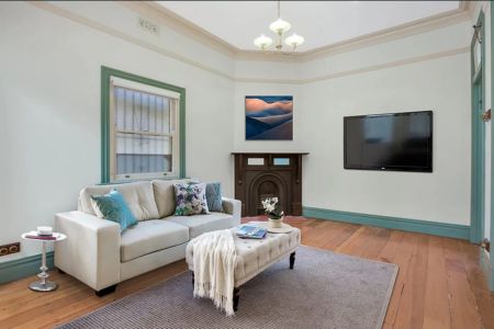 free-standing house with two bedrooms and an additional single bedroom/study - Photo 3