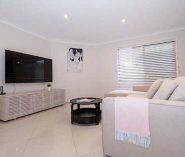 Spacious 5-Bedroom Family Home with furniture in Prime Carindale Location - Photo 1