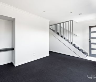 MODERN TOWNHOUSE, CENTRAL WERRIBEE - Photo 2