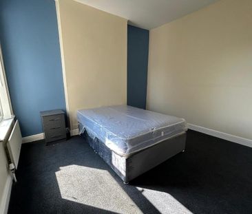 4 bedroom flat to rent - Photo 2