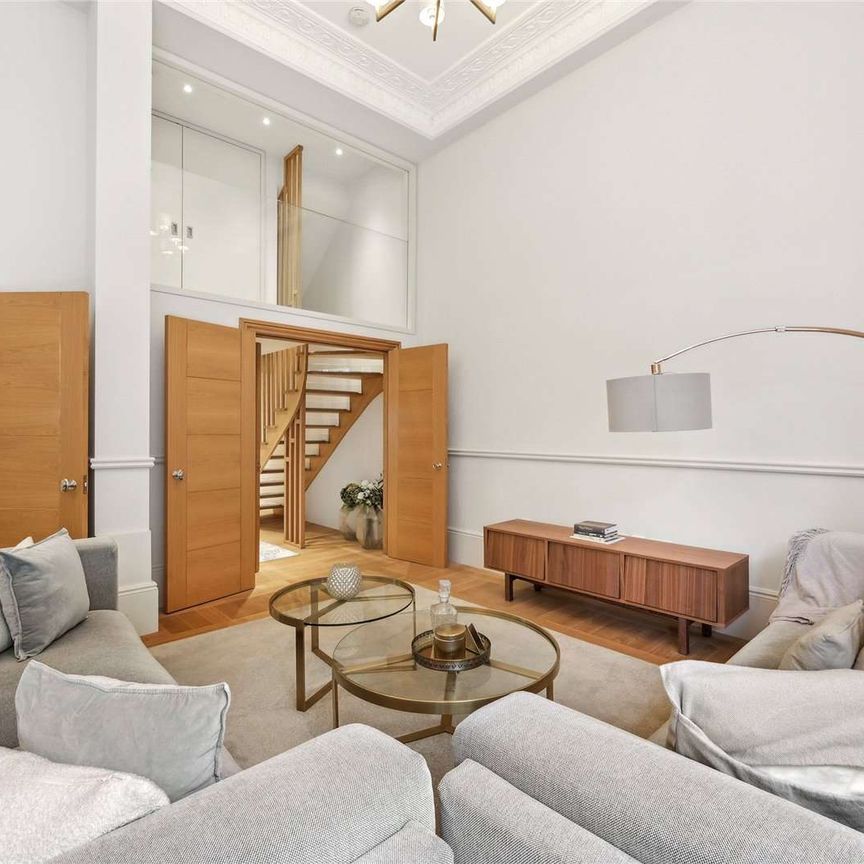 An impressive recently refurbished two bedroom apartment within a stunning period building located on a prime Knightsbridge garden square. - Photo 1