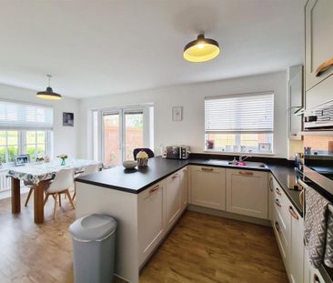 3 bedroom detached house to rent - Photo 2