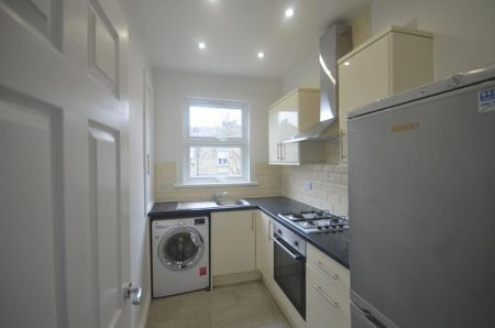 3 bedroom flat to rent - Photo 4
