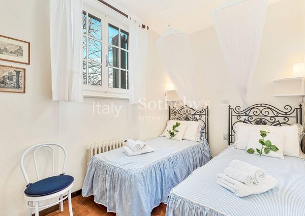 Elegante villa con giardino a due passi dal mare