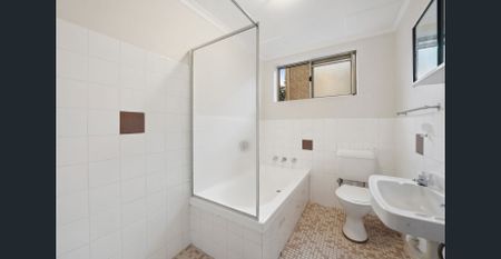 LIGHT AND AIRY 2BEDROOM APARTMENT - GREAT LOCATION - Photo 2