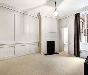 A beautifully restored townhouse offering contemporary living in the heart of Soho. - Photo 3