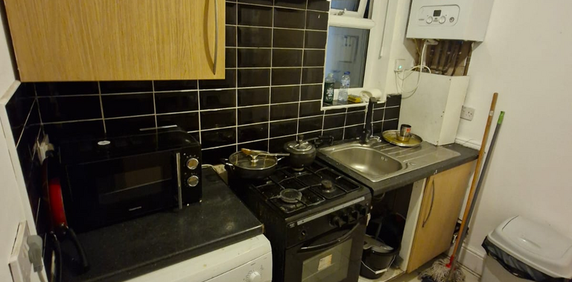 1 bedroom in a flat share to rent - Photo 2