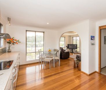 Modern Three Bedroom Home - Photo 4