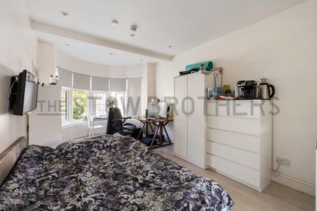 Avondale Crescent , IG4 5JB - Photo 3