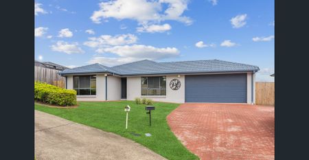 Stunning and Spacious 5-Bedroom Family Home with Exceptional Entertainment Feature - Photo 2