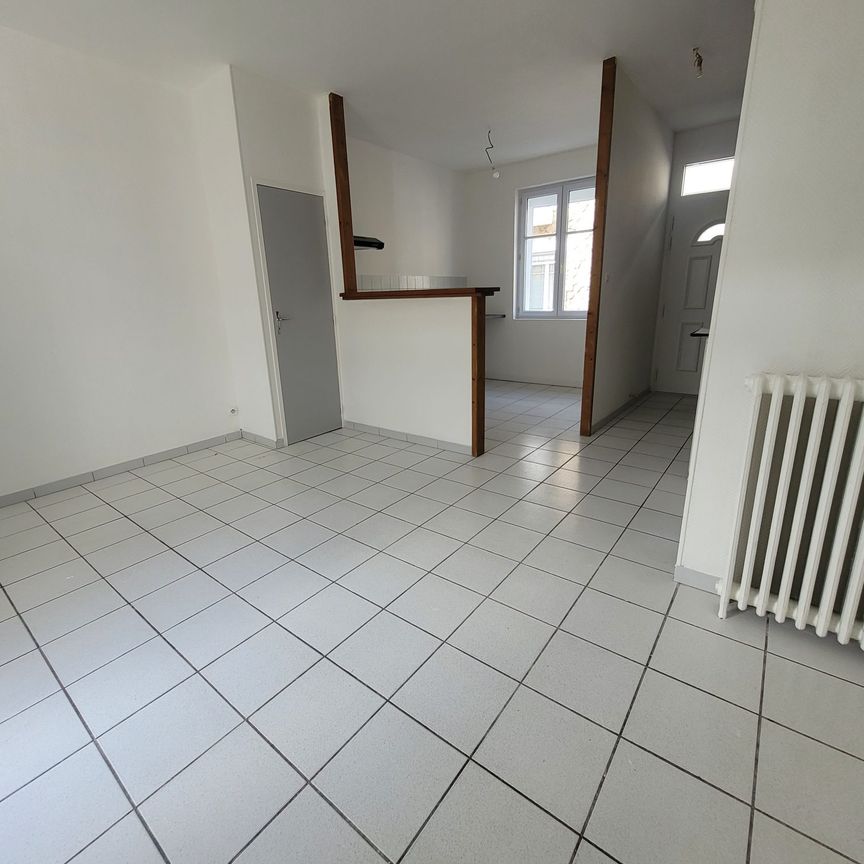 Location Maison 3 pièces 53m² ST JEAN D ANGELY 17400 - Photo 1