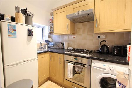 Old Woking Road, West Byfleet, Surrey, KT14 6LG - Photo 2