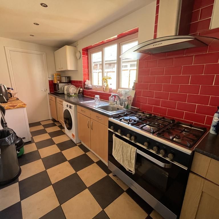5 bedroom end of terrace house to rent - Photo 1