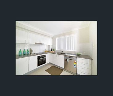 A two bedroom townhouse in an excellent location - Photo 3