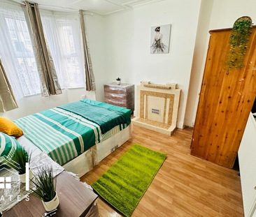 4 bedroom terraced house to rent - Photo 2