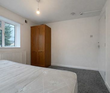 Furnished Double Room To Let - HP11 - Photo 6