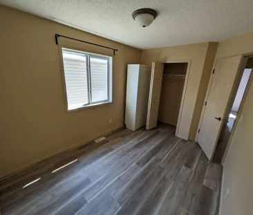 Large spacious house 3 B/R - 2.5 bath - fully finished basement | Calgary - Photo 1