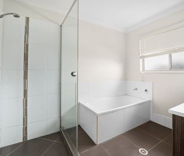 Stylish Townhouse Living in Calamvale - Photo 6