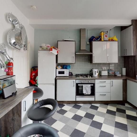 4 bedroom terraced house to rent - Photo 1