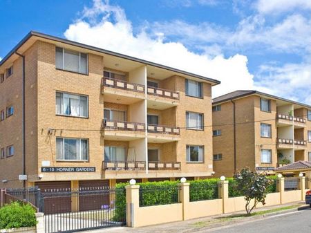 3 BEDROOM APARTMENT + LOCK UP GARAGE + SWIMMING POOL - Photo 3