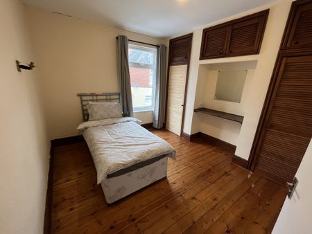 TWO BEDROOMS LOCATED CLOSE TO THE CITY CENTRE LOW MAINTENANCE ENCLOSED GARDEN CLOSE TO LOCAL AMENITES GAS CENTRAL HEATING UPVC DOUBLE GLAZED NEAUTRALLY DECORATED - Photo 3