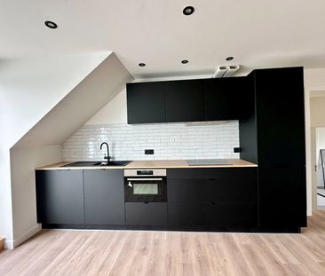 TE HUUR- gerenoveerd appartement met 2 slaapkamers op centrale ligging - Photo 1