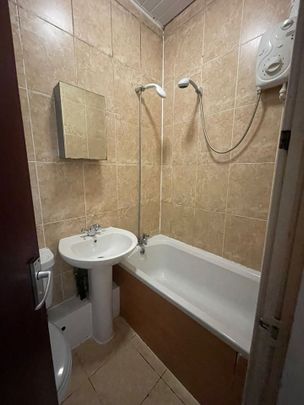 Room in a Shared House, Hessle View, LS6 - Photo 1