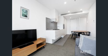 Fully furnished designer apartment in superb location - Photo 3