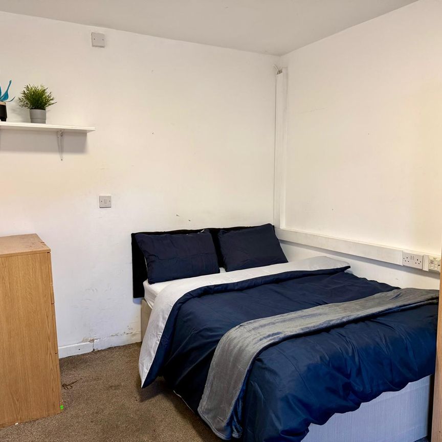 Berkeley Avenue, Hounslow - Photo 1