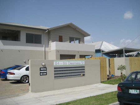 Modern Double-Storey Townhouse in Prime Location - Photo 3