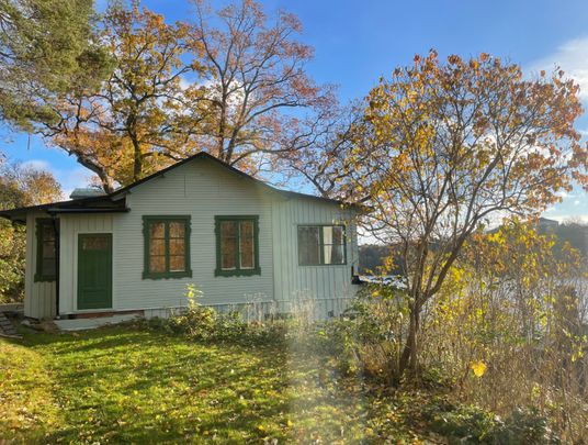 Litet hus på sjötomt för den lilla familjen - Photo 1