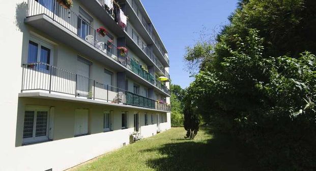 Appartement de type 5, au premier étage, dans résidence calme avec ascenseur,comprenant: un salon, un séjour, une cuisine, 3 chambres fermées, nombreux rangements, balcon. - Photo 1