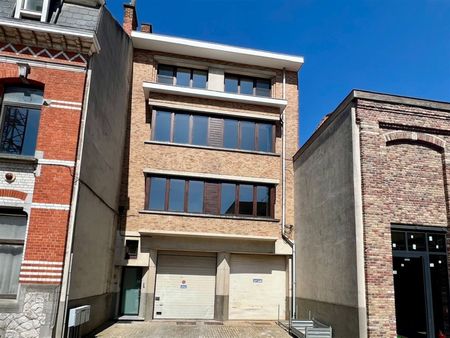 Volledig gerenoveerd appartement met 2 slaapkamers en parking - Foto 2