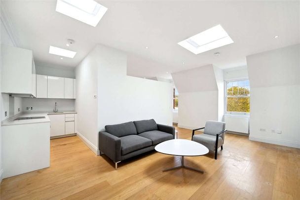 Bright and spacious apartment on the 4th floor of this period apartment conversion. - Photo 1