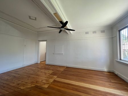 Spacious Two-Bedroom Flat with Ample Parking in Summer Hill - Photo 2