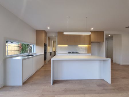 Modern Large Townhouse - Photo 2