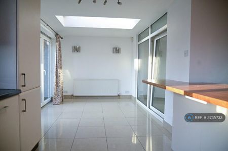 4 bedroom semi-detached house to rent - Photo 2