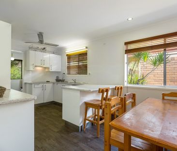 Family Home Close to Everything! - Photo 6