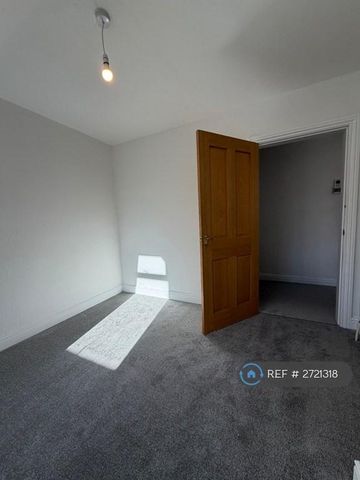 3 bedroom flat to rent - Photo 2